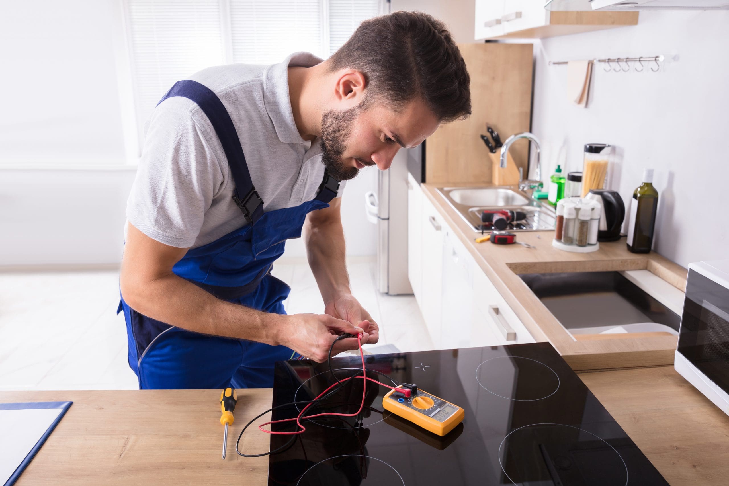 Técnico Trabajando con Vitrocerámicas Bluesky